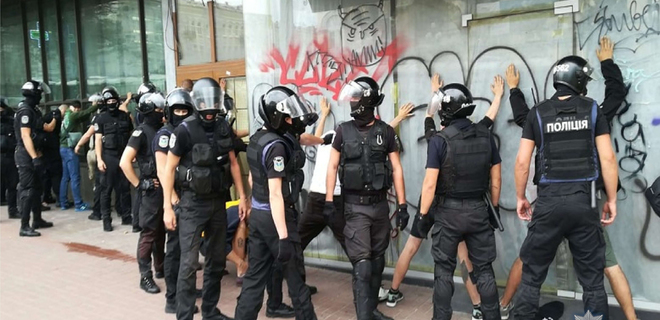 Полиция Киева подралась с С14 в центре - Фото