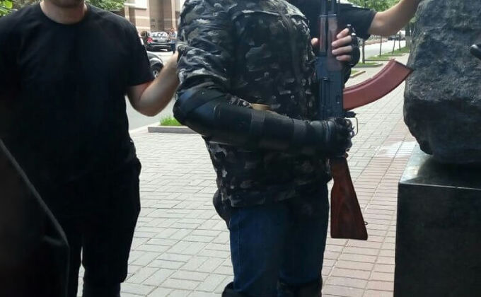 У здания Кабмина задержали мужчину с оружием – полиция
