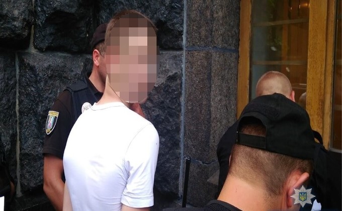 У здания Кабмина задержали мужчину с оружием – полиция