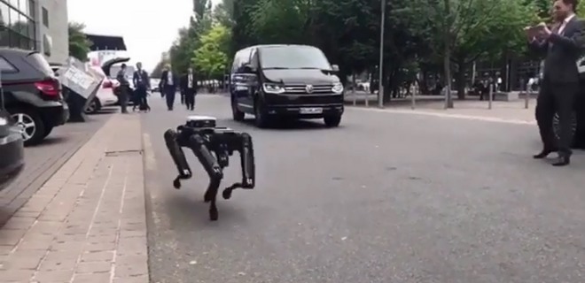 Boston Dynamics вывели робособаку на прогулку в Ганновере: видео - Фото