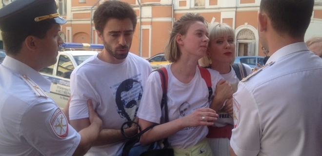В Москве задержали актеров за листовки в поддержку Сенцова - Фото