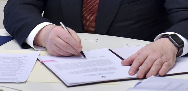 Чтоб наверняка: Порошенко закрепил подписью запуск антикорсуда - Фото