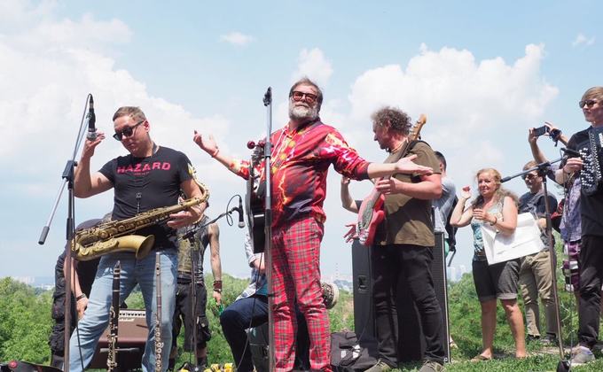 Борис Гребенщиков и "Аквариум" дали уличный концерт в Киеве: фото