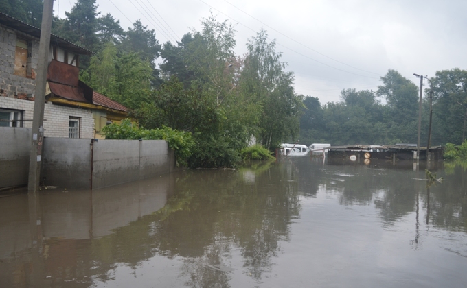Чернигов затопило: машины под водой и люди на лодках