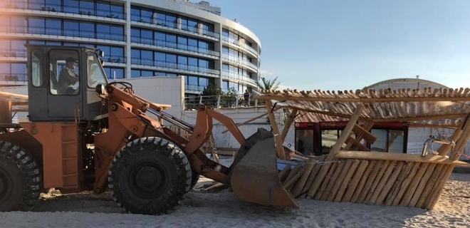 В Одессе на пляжах начали сносить незаконные постройки: видео - Фото