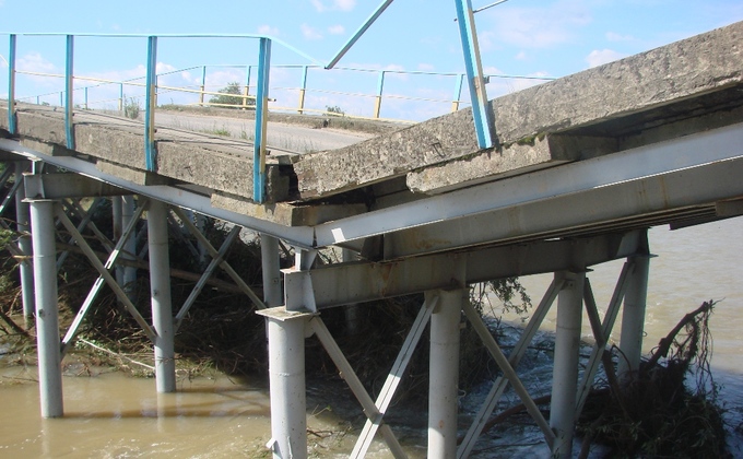 В Ивано-Франковской области обрушился мост: фото
