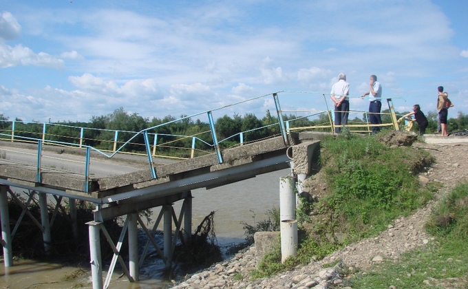 В Ивано-Франковской области обрушился мост: фото