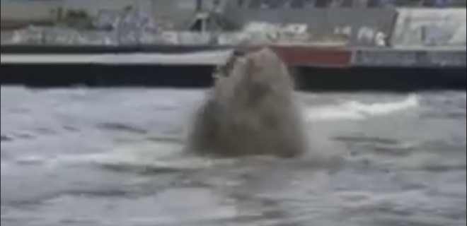 В Одессе из моря забил грязевой гейзер: видео - Фото