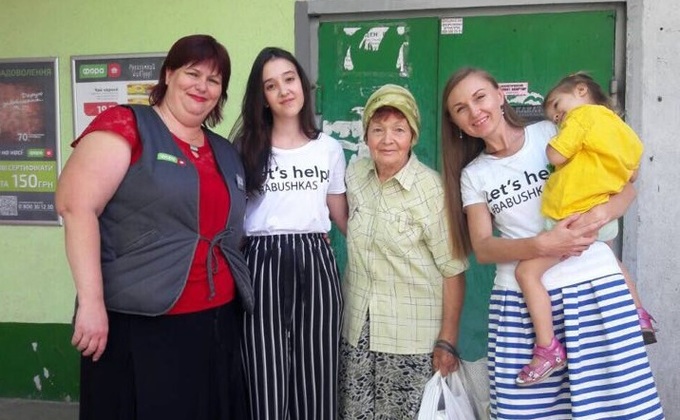 Флешмоб в Киеве. Пожилым людям оплатили покупки в магазинах: фото