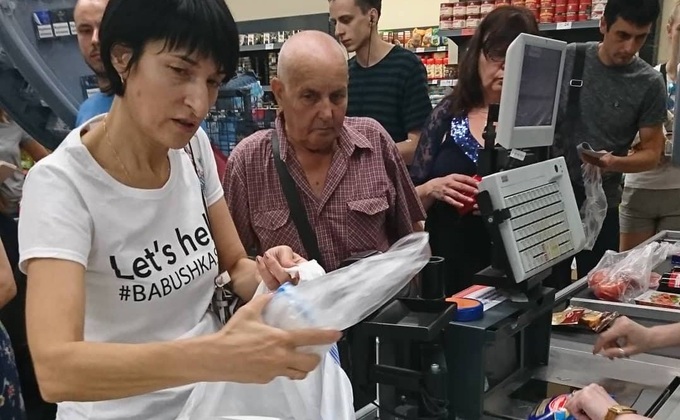 Флешмоб в Киеве. Пожилым людям оплатили покупки в магазинах: фото