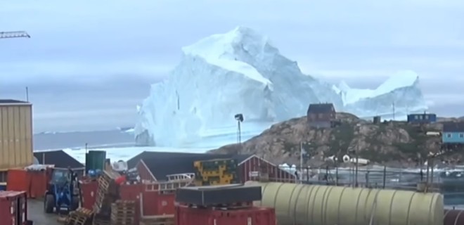 В Гренландии эвакуировали деревню из-за огромного айсберга: видео - Фото