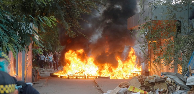Бросались камнями и жгли шины: в Днепре бойкотировали снос МАФов - Фото