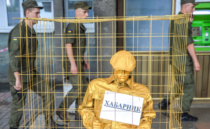 Позолоченный памятник коррупции установлен перед НАПК: фото