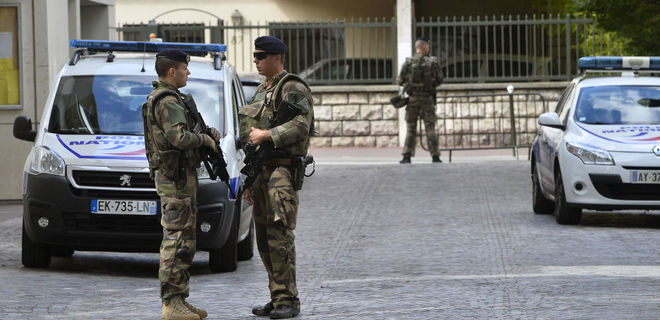 Антитеррористическая операция во Франции: задержали 11 человек - Фото
