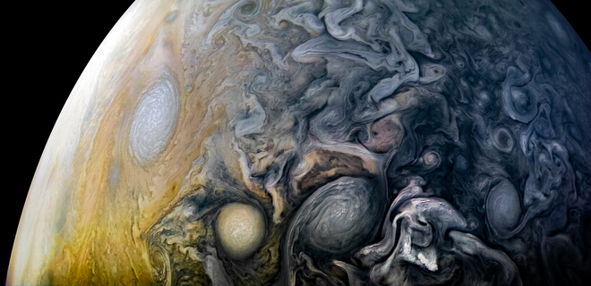 Мрачные, огромные вихри: зонд Juno показал атмосферу Юпитера - Фото