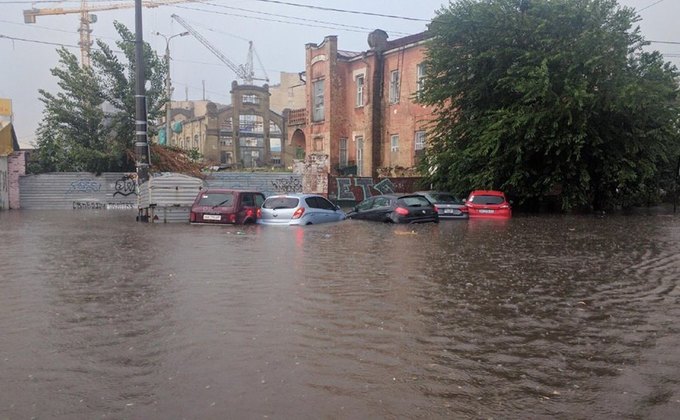 Поваленные деревья и затопленный суд: в Киеве прошел ураган- фото