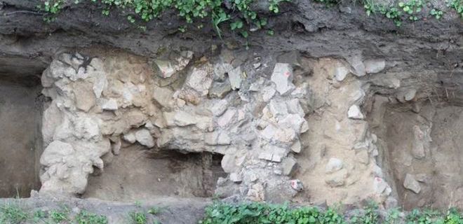 В Лавре нашли остатки уникальной стены XII века: фото - Фото