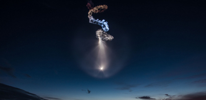 Фото дня: ракета SpaceX взлетает над океаном тумана и облаков - Фото