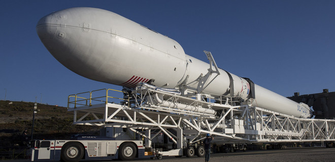 SpaceX не поймала обтекатель ракеты Falcon 9 в корабельный сачок  - Фото