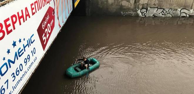 Как в Венеции: в Киеве мужчина плыл по улицам на лодке - видео - Фото