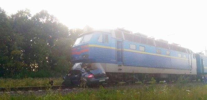 После удара поезд Киев-Бердянск протащил авто еще 1 км: фото - Фото