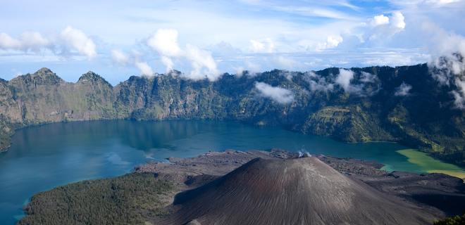 В Индонезии 500 человек ждут спасения из кратера вулкана - Фото
