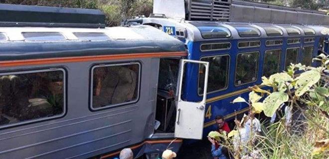В Перу из-за протестующих туристов столкнулись два поезда - Фото