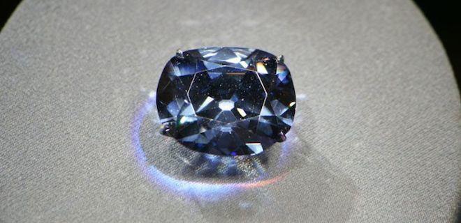 Ученые разгадали тайну редких голубых алмазов - Фото
