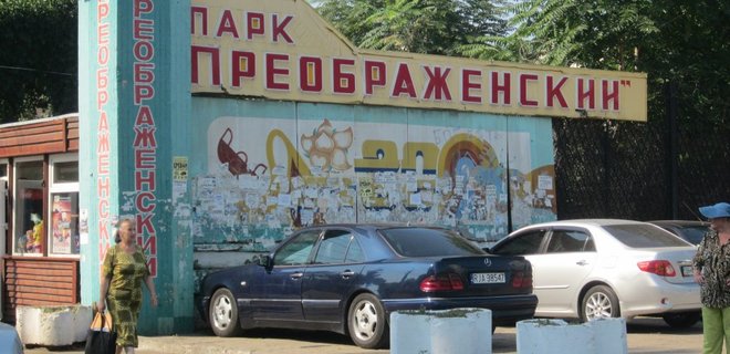 В Одессе за ночь из парка украли 100 новых скамеек - Фото