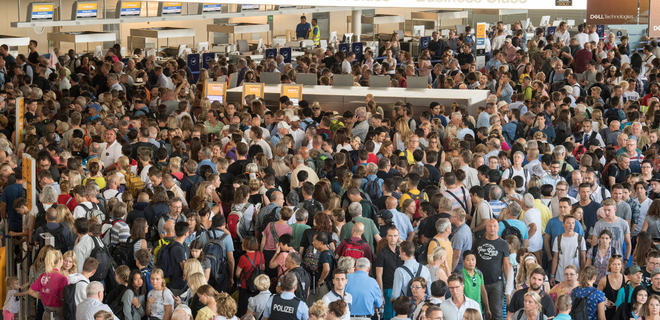 Из аэропорта во Франкфурте эвакуировали людей, работает полиция - Фото
