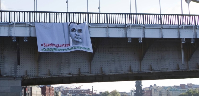 Сенцова увидели в России: на Крымском мосту вывесили плакат -фото - Фото