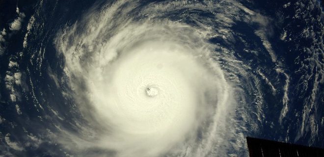 Опасный ураган Гектор мчит к популярным курортам в Тихом океане - Фото