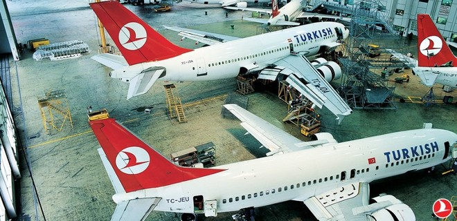 В аэропорту Стамбула столкнулись пассажирские самолеты - Фото