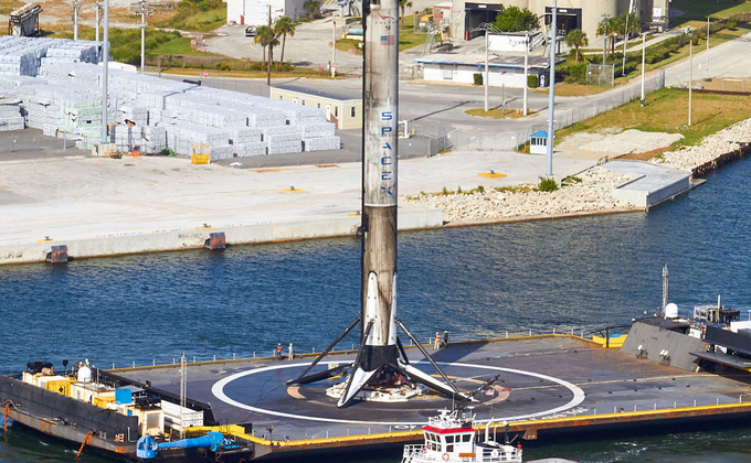В порт приплыл отработавший 7 августа ускоритель SpaceX: фото