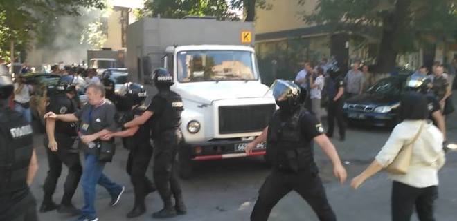 Бунт в СИЗО Киева: облили бензином и пытались поджечь лейтенанта - Фото