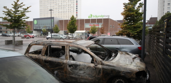 В Швеции за ночь умышленно подожгли около сотни машин - Фото