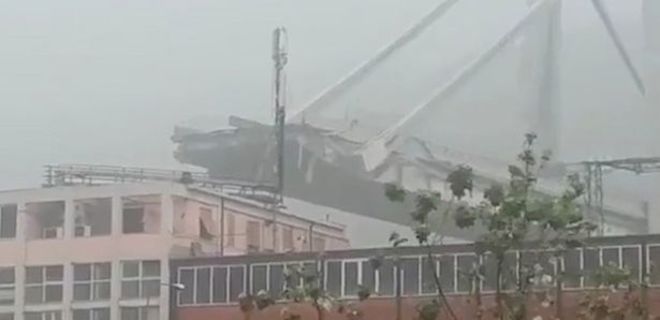 В Италии обрушился автомобильный мост: видео - Фото