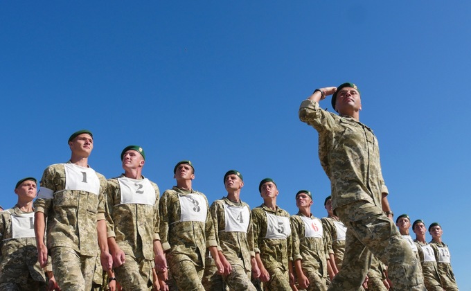 Под палящим солнцем на взлетной полосе: репетиция военного парада