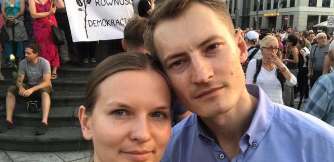 Украинке запретили въезд в ЕС из-за акций протеста ее мужа - Фото