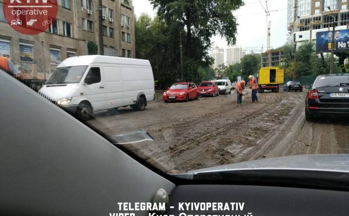 Затопленные ТЦ и улицы: последствия ночной грозы в Киеве - фото 