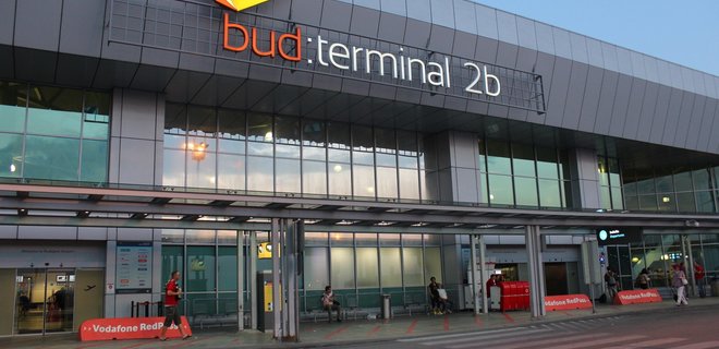 В аэропорту Будапешта закрыли терминал из-за контейнера из России - Фото