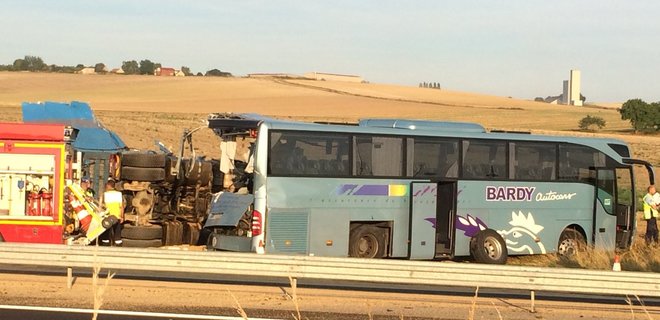 Во Франции грузовик влетел в автобус с детьми : фото и видео - Фото