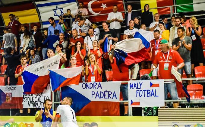Чехи в Киеве промокли, но выиграли ЧЕ-2018 по мини-футболу - фото