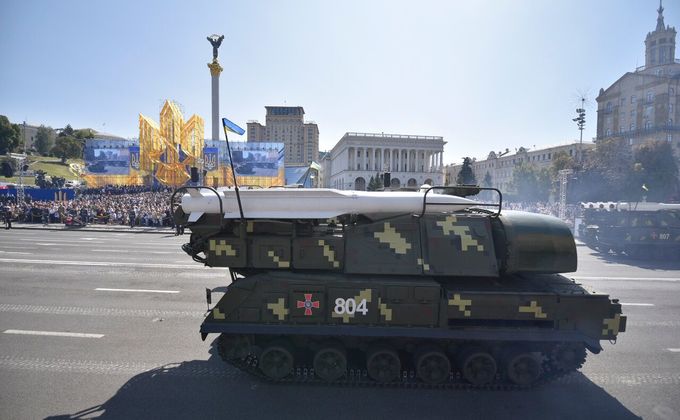В Киеве прошел военный парад: фото