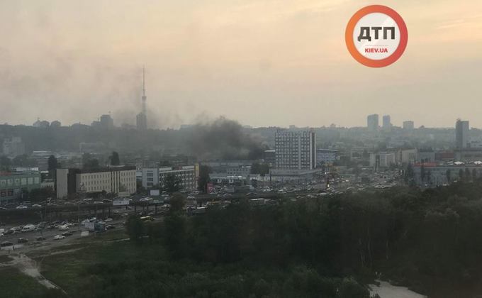 В Киеве горит здание завода "Маяк" - СМИ