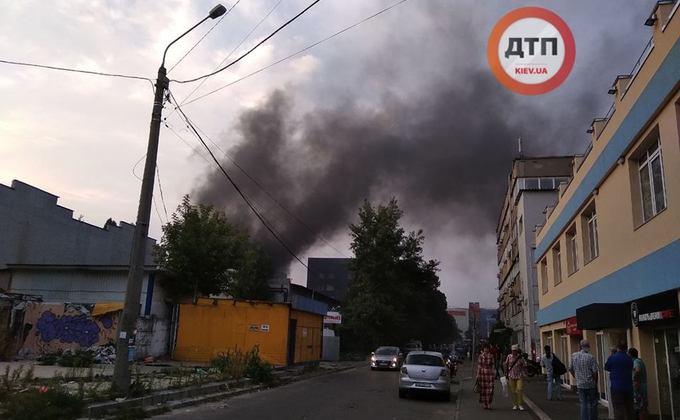 В Киеве горит здание завода "Маяк" - СМИ