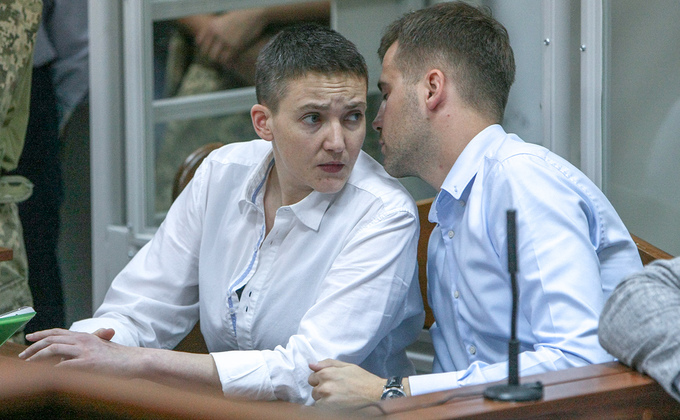 Оставили в СИЗО: фото из суда, где Савченко читала детскую книгу