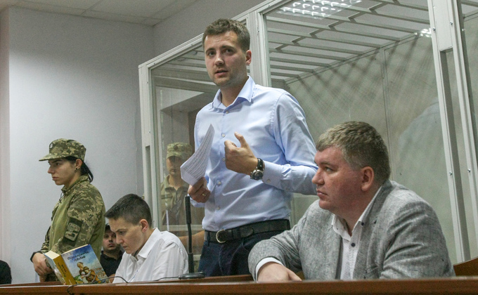 Оставили в СИЗО: фото из суда, где Савченко читала детскую книгу
