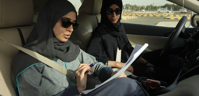 В Саудовской Аравии женщинам выдали лицензии гражданских пилотов - Фото