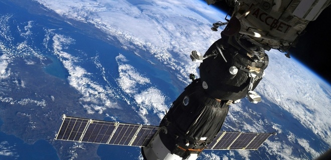 На орбитальной станции пробоина: астронавт заткнул ее пальцем - Фото